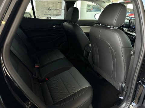 New Mosaic Black Metallic 2026 Chevrolet Trax LT FWD - photo 18 - Stock #261126