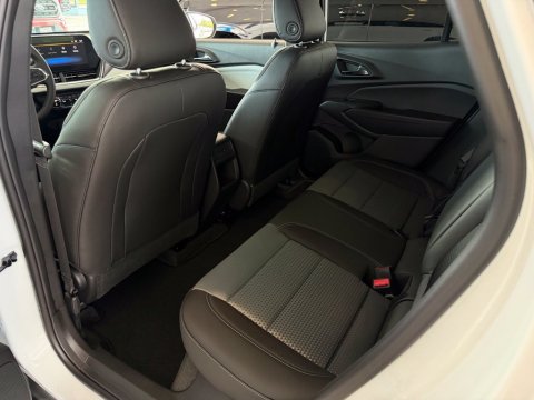 New Summit White 2026 Chevrolet Trax LT FWD - photo 16 - Stock #261426