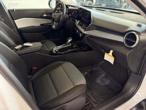 New Summit White 2026 Chevrolet Trax LT FWD - photo 17 - Stock #261426