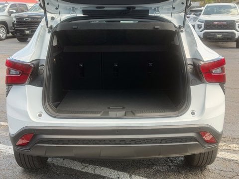 New Summit White 2026 Chevrolet Trax LT FWD - photo 9 - Stock #261426