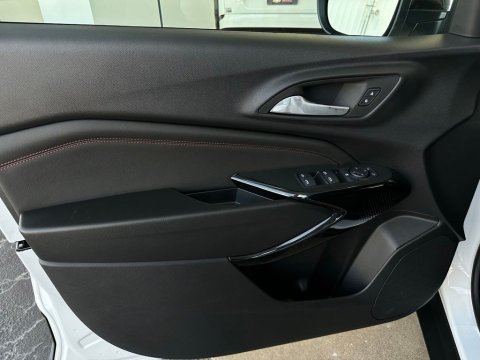 New Summit White 2026 Chevrolet Trax 2RS FWD - photo 12 - Stock #261108