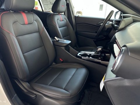 New Summit White 2026 Chevrolet Trax 2RS FWD - photo 18 - Stock #261108
