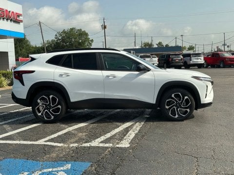New Summit White 2026 Chevrolet Trax 2RS FWD - photo 4 - Stock #261108