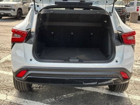 New Summit White 2026 Chevrolet Trax 2RS FWD - photo 8 - Stock #261108
