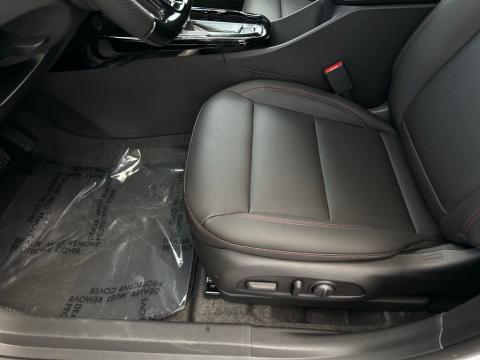 New Summit White 2026 Chevrolet Trax 2RS FWD - photo 12 - Stock #260870
