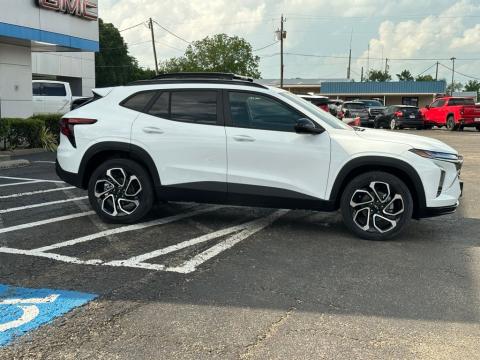 New Summit White 2026 Chevrolet Trax 2RS FWD - photo 4 - Stock #260870