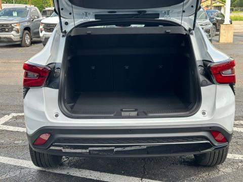 New Summit White 2026 Chevrolet Trax 2RS FWD - photo 8 - Stock #260870