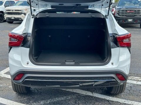 New Summit White 2026 Chevrolet Trax 2RS FWD - photo 8 - Stock #261141