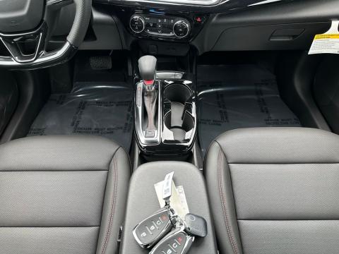 New Summit White 2026 Chevrolet Trax 2RS FWD - photo 22 - Stock #260802