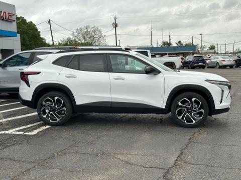 New Summit White 2026 Chevrolet Trax 2RS FWD - photo 4 - Stock #260802
