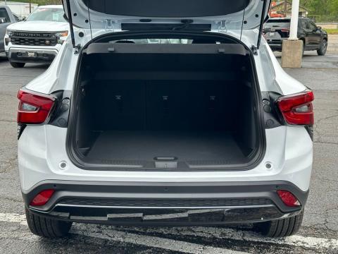 New Summit White 2026 Chevrolet Trax 2RS FWD - photo 8 - Stock #260802