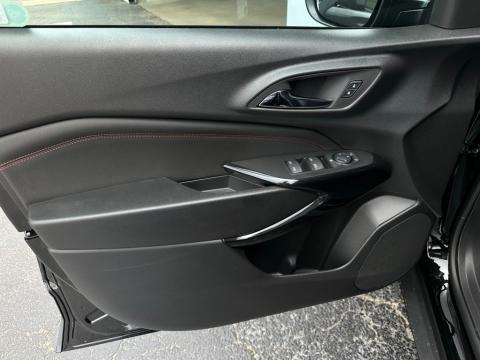 New Mosaic Black Metallic 2026 Chevrolet Trax 2RS FWD - photo 11 - Stock #260803