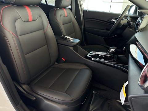 New Summit White 2026 Chevrolet Trax 2RS FWD - photo 17 - Stock #261111
