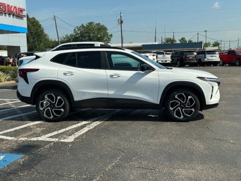 New Summit White 2026 Chevrolet Trax 2RS FWD - photo 4 - Stock #261111