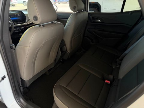 New Summit White 2026 Chevrolet Trax ACTIV FWD - photo 24 - Stock #261281