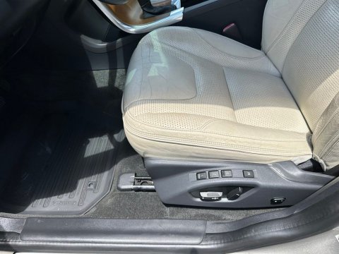 Pre-Owned Seashell Metallic 2016 Volvo XC60 T5 Drive-E Premier FWD - photo 14 - Stock #X2488