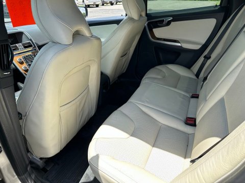 Pre-Owned Seashell Metallic 2016 Volvo XC60 T5 Drive-E Premier FWD - photo 17 - Stock #X2488